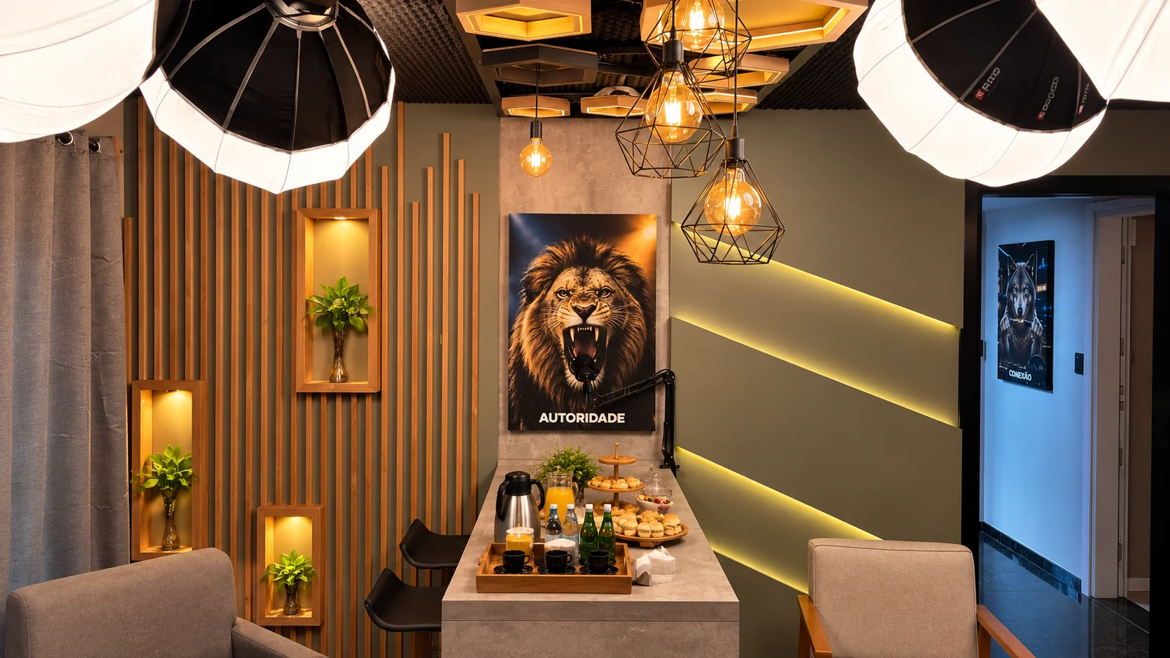 Recepção do Estúdio VIP com poltronas, iluminação e quadro de leão