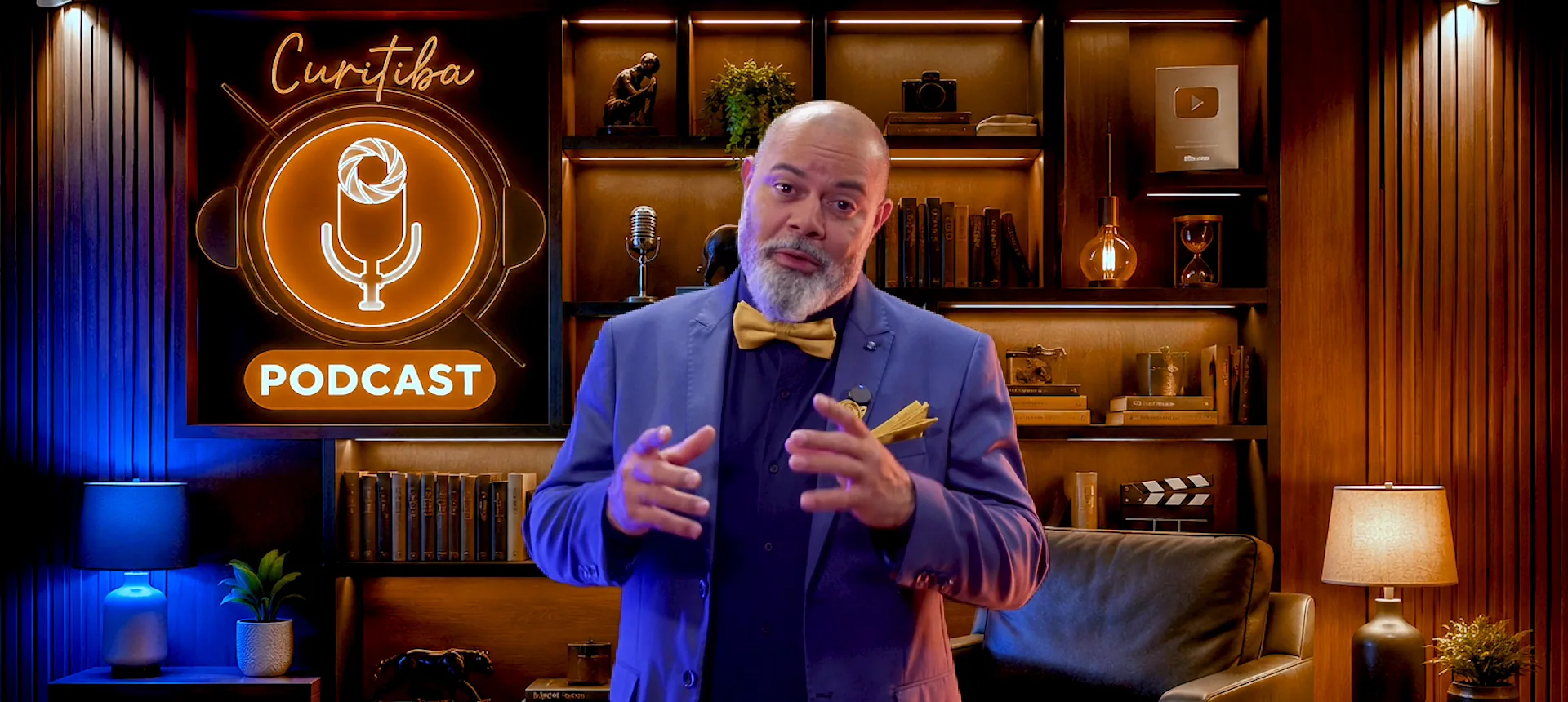 Cenário assinatura do Podcast Curitiba, com neon âmbar e estante de madeira