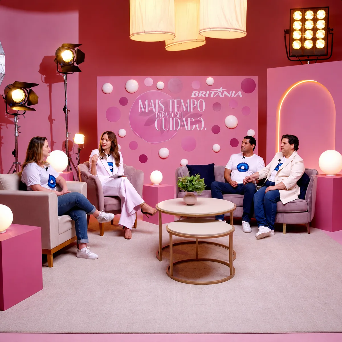 Equipe do Podcast Curitiba gravando videocast externo em locação corporativa